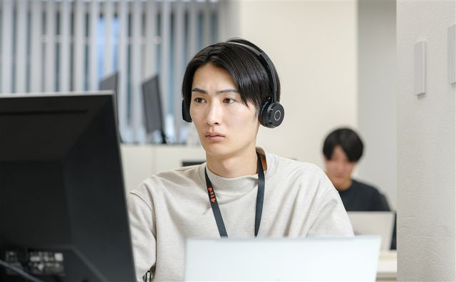 ヘッドセットを着けた担当者が問い合わせに対応している様子